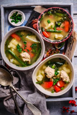 Köfteli sebze çorbası. Tarz rustik. Seçici odaklanma.