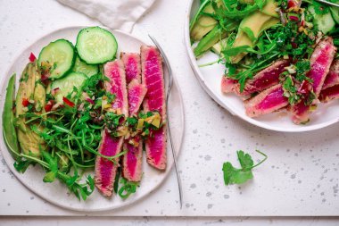 Chimmichurri soslu ton balığı, roka ve avokado. Stil sarılma. Seçici odaklanma.