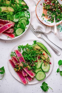 Chimmichurri soslu ton balığı, roka ve avokado. Stil sarılma. Seçici odaklanma.