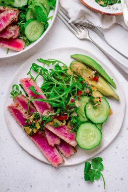 Chimmichurri soslu ton balığı, roka ve avokado. Stil sarılma. Seçici odaklanma.