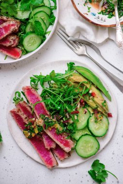 Chimmichurri soslu ton balığı, roka ve avokado. Stil sarılma. Seçici odaklanma.