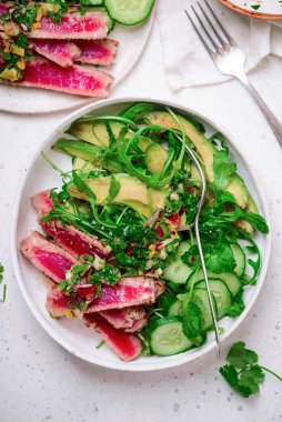 Chimmichurri soslu ton balığı, roka ve avokado. Stil sarılma. Seçici odaklanma.