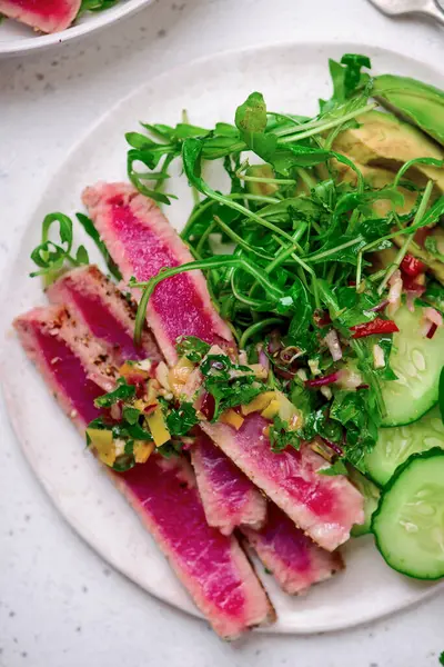 Chimmichurri soslu ton balığı, roka ve avokado. Stil sarılma. Seçici odaklanma.