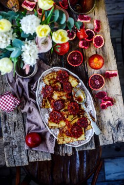 Kanlı portakallı krep Suzette. Seçici odaklanma. biçim klasiği