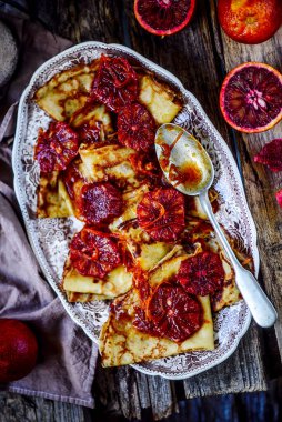 Kanlı portakallı krep Suzette. Seçici odaklanma. biçim klasiği