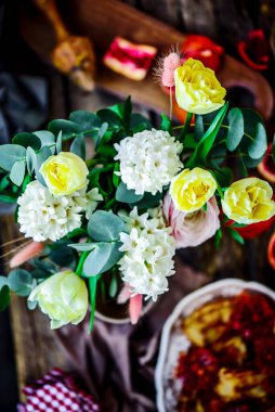 Kanlı portakallı krep Suzette. Seçici odaklanma. biçim klasiği