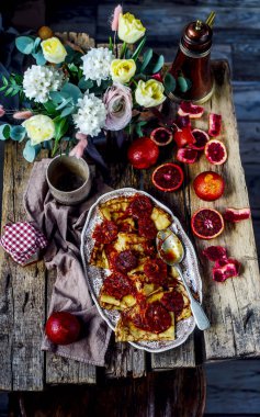 Kanlı portakallı krep Suzette. Seçici odaklanma. biçim klasiği