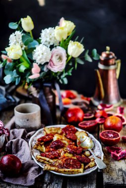 Kanlı portakallı krep Suzette. Seçici odaklanma. biçim klasiği