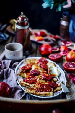 Kanlı portakallı krep Suzette. Seçici odaklanma. biçim klasiği