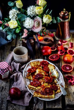 Kanlı portakallı krep Suzette. Seçici odaklanma. biçim klasiği