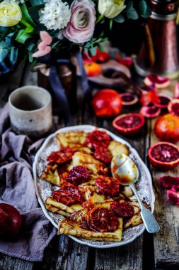 Kanlı portakallı krep Suzette. Seçici odaklanma. biçim klasiği