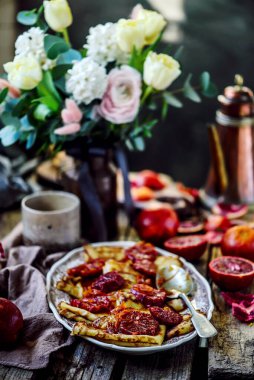 Kanlı portakallı krep Suzette. Seçici odaklanma. biçim klasiği