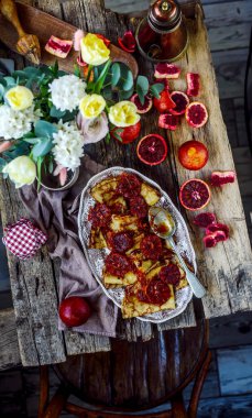Kanlı portakallı krep Suzette. Seçici odaklanma. biçim klasiği