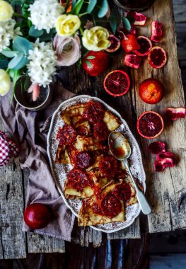 Kanlı portakallı krep Suzette. Seçici odaklanma. biçim klasiği