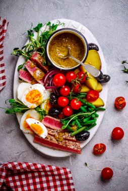 Tunuslu nicoise salatası. Stil sarılması. Seçici odaklanma.