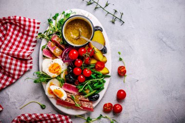 Tunuslu nicoise salatası. Stil sarılması. Seçici odaklanma.