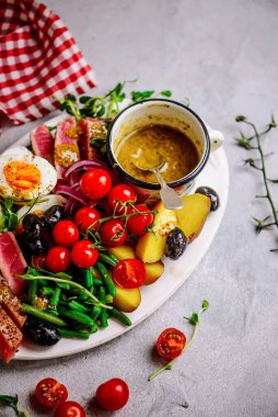 Tunuslu nicoise salatası. Stil sarılması. Seçici odaklanma.