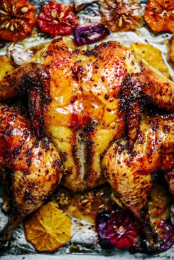 Turuncu ve zencefilli kızarmış tavuk. Tarz rustik. Seçici odaklanma.