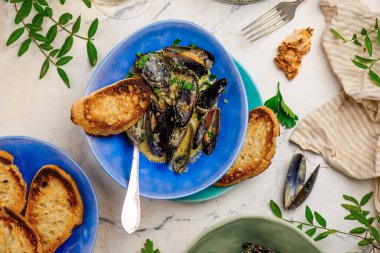 Kızartma tavasında kremalı soslu midyeler... seçici odaklanma