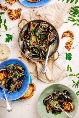 Kızartma tavasında kremalı soslu midyeler... seçici odaklanma