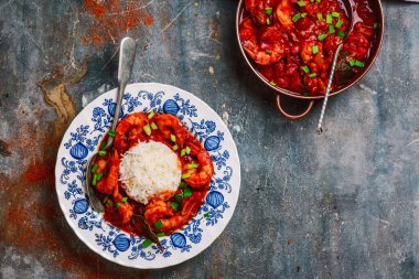Tava manzaralı Creole karidesleri. Seçici odak noktası.