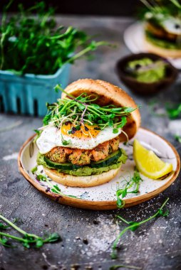 Avokado soslu balık burgeri. Seçici odaklanma.
