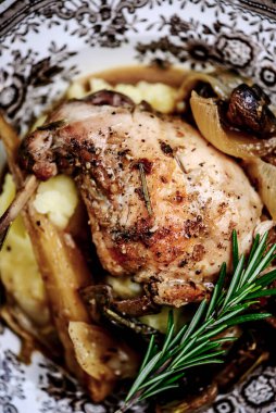 Mantarlı tavşan yahnisi. Tarz rustik. Seçici odaklanma.