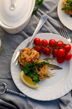 Balık köfteleri nehir kenarında balık tutuyor. Gün ışığı. Seçici odak