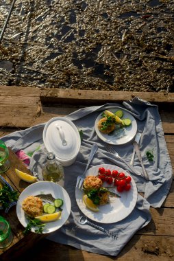 Balık köfteleri nehir kenarında balık tutuyor. Gün ışığı. Seçici odak