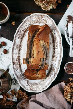 Muz ve fındıklı ekmek. Tarz klasiği. Seçici odak.