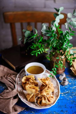 Sert etli Blinis. Köy usulü. seçici odak