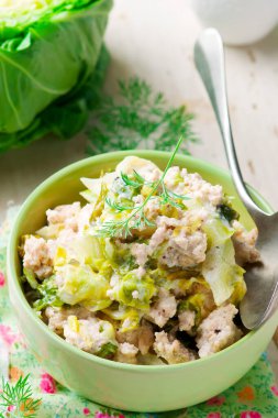 kremalı lahana ve etli güveç. Seçici odak noktası.