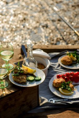 Balık köfteleri nehir kenarında balık tutuyor. Gün ışığı. Seçici odak