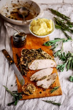 Sarımsaklı, tereyağlı, kavrulmuş hindi göğsü. Tarz rustik. Seçici odaklanma.