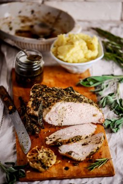 Sarımsaklı, tereyağlı, kavrulmuş hindi göğsü. Tarz rustik. Seçici odaklanma.