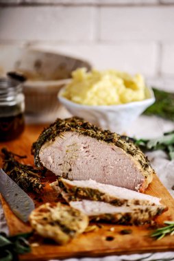 Sarımsaklı, tereyağlı, kavrulmuş hindi göğsü. Tarz rustik. Seçici odaklanma.