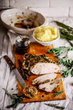 Sarımsaklı, tereyağlı, kavrulmuş hindi göğsü. Tarz rustik. Seçici odaklanma.