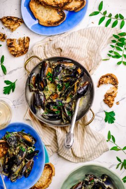 Kremalı soslu midye kızartma tava üst görünümü... seçici odaklanma