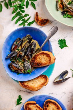 Kremalı soslu midye kızartma tava üst görünümü... seçici odaklanma