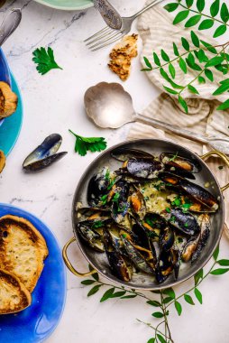 Kremalı soslu midye kızartma tava üst görünümü... seçici odaklanma