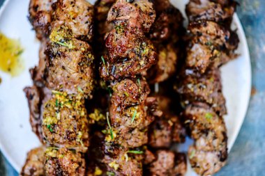 Biberiye soslu domuz kebabı. En iyi et. Seçici odak.