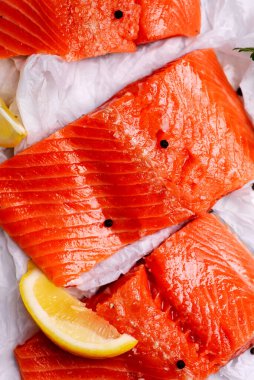 Çiğ somon. Üst görünüm. Seçici odaklanma.