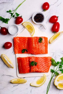 Çiğ somon. Üst görünüm. Seçici odaklanma.