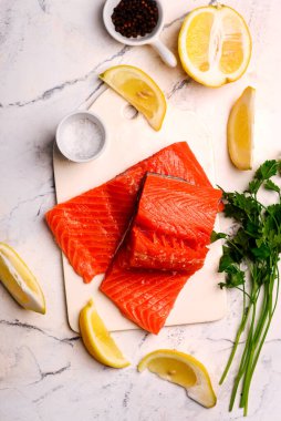 Çiğ somon. Üst görünüm. Seçici odaklanma.