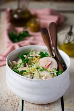 Lahana salatası salatası... tarz rustik. Seçici odaklanma.