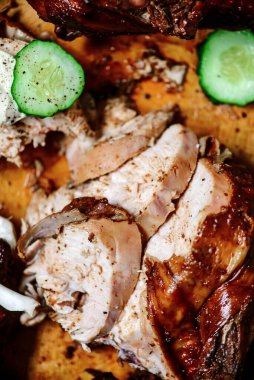 Patates salatalı füme tavuk. Tarz rustik. Seçici odaklanma.