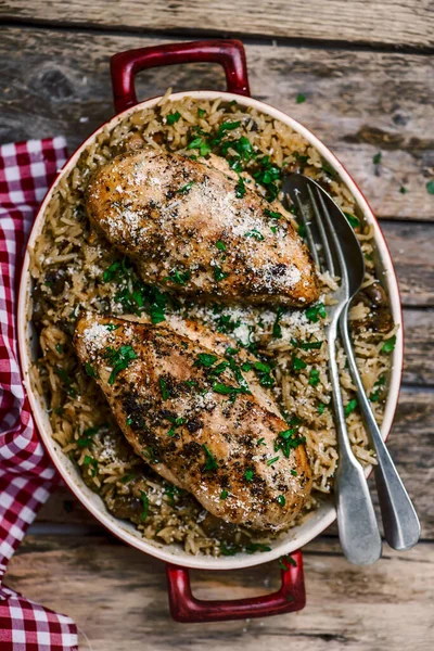鶏と米の鍋 スタイルのラスティック — ストック写真