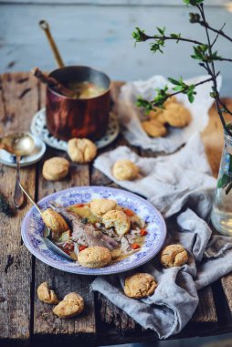 Karabiberli tavşan yahnisi. Tarz rustik. Seçici odaklanma.