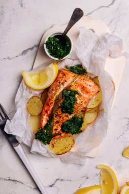 Somon ve patates püresi. Tarz mahsulü. Seçici odaklanma.