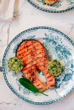 Kremalı alabalık bifteği. Top veiw.style vintage. Seçici odaklanma.